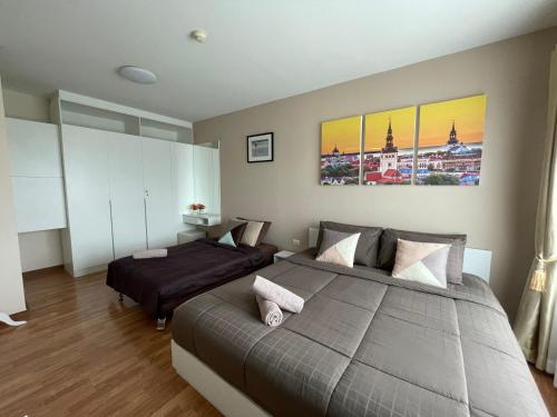 a bedroom with a large bed and a bed sidx sidx sidx sidx at The Trust Condo Huahin Soi5 in Hua Hin