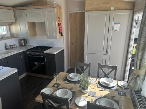 Kuchyň nebo kuchyňský kout v ubytování 3 bed presitage caravan Doniford Bay