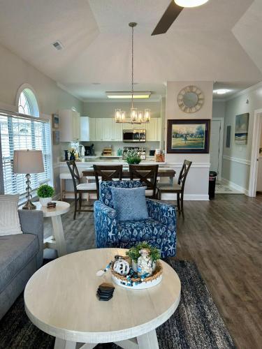un salon avec un canapé et une table dans l'établissement Callaway Corner at MyrtleWood Golf, à Myrtle Beach
