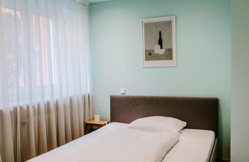 Postel nebo postele na pokoji v ubytování Weinstockwerk Hotel St Peter