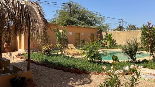 ンブールにあるVilla mit Pool in Mbourの庭にスイミングプールがある家