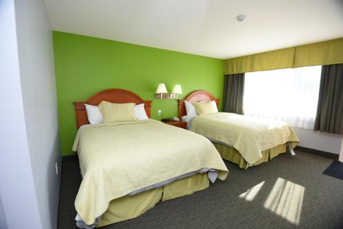 מיטה או מיטות בחדר ב-Nipissing Inn