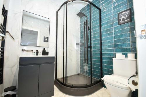 a bathroom with a shower and a toilet and a sink at Compact & Convenient 1 Bed Apartment in Bradford in Bradford