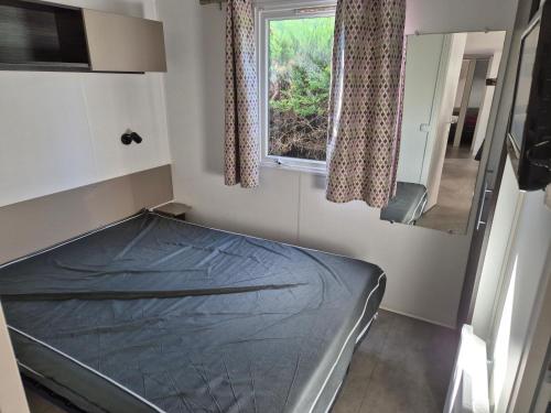 un lit dans une chambre avec une fenêtre dans l'établissement Finouche, à Vias