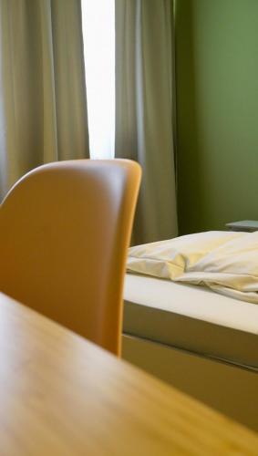 Postel nebo postele na pokoji v ubytování Weinstockwerk Hotel St Peter