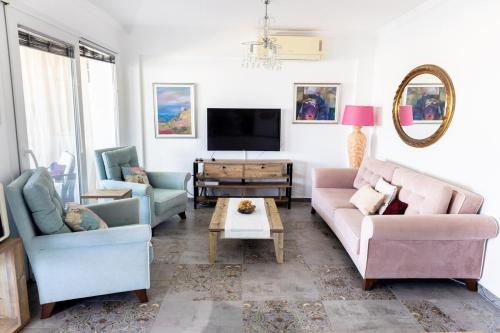 Μια τηλεόραση ή/και κέντρο ψυχαγωγίας στο Stunning Sea View Duplex Apartment in Gundogan