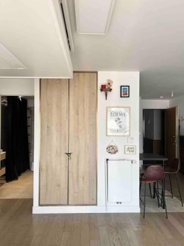 - un salon avec un réfrigérateur et une table dans l'établissement Cozy appartement well located, à Paris