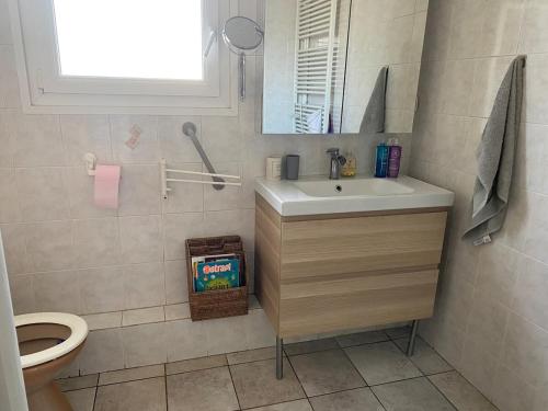 une salle de bain avec un lavabo et des toilettes dans l'établissement Favola di Carla, à Mèze