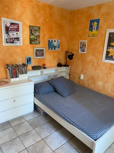 une chambre avec un grand lit avec des draps bleus dans l'établissement Favola di Carla, à Mèze