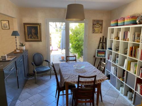 une cuisine et une salle à manger avec une table et des chaises dans l'établissement Favola di Carla, à Mèze