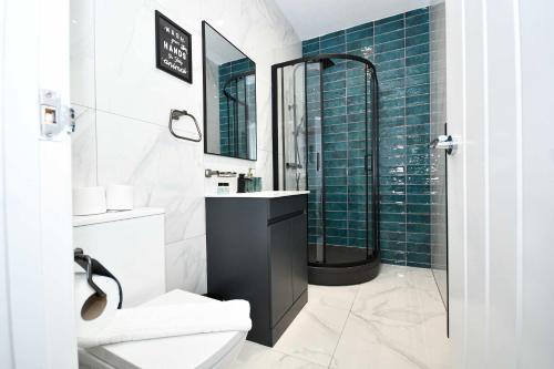 a bathroom with a shower and a sink and a toilet at Fabulous Compact 1 Bedroom Apartment in Bradford in Bradford