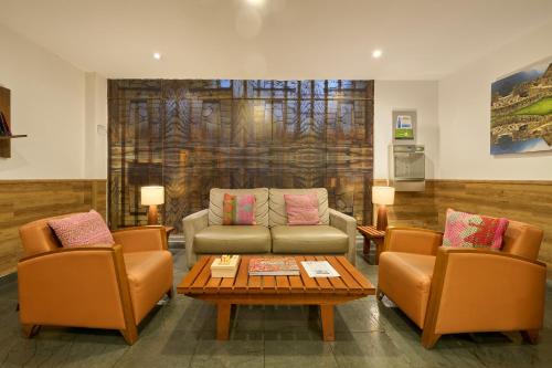 a living room with a couch and two chairs at Casa Andina Standard Cusco Plaza in Cusco