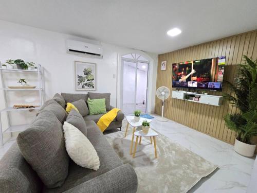 Μια τηλεόραση ή/και κέντρο ψυχαγωγίας στο Casa Amélie 3 mins from Clark