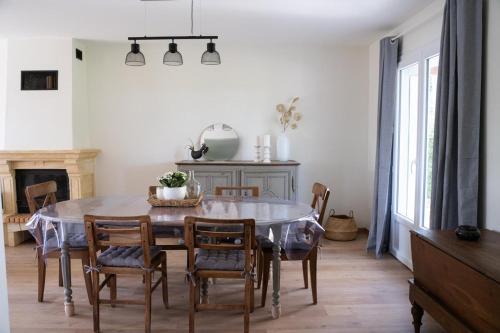 une salle à manger avec une table et des chaises dans l'établissement Les Magnolias à 5 minutes du Lac du Der, à Ambrières