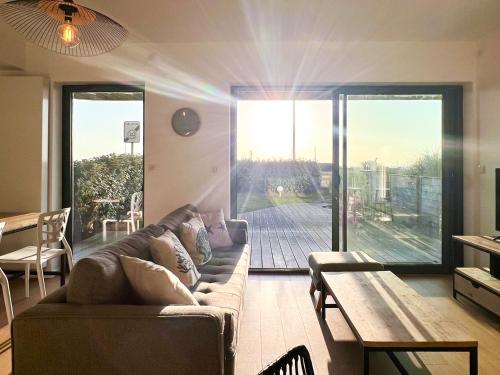 un salon avec un canapé et une table dans l'établissement T4 Vue mer avec jardin en plein centre pour 7pers, à Le Touquet-Paris-Plage