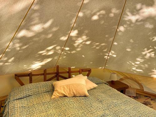 Postel nebo postele na pokoji v ubytování Podere di Maggio - Glamping tent 2