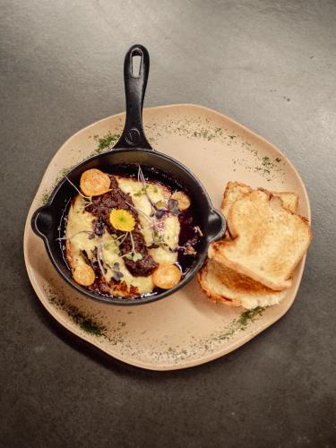 a pan of food on a plate with toast at Atardeceres del Cafe in Manizales