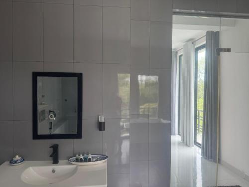 Ένα μπάνιο στο Pearl White Residency-VILLA