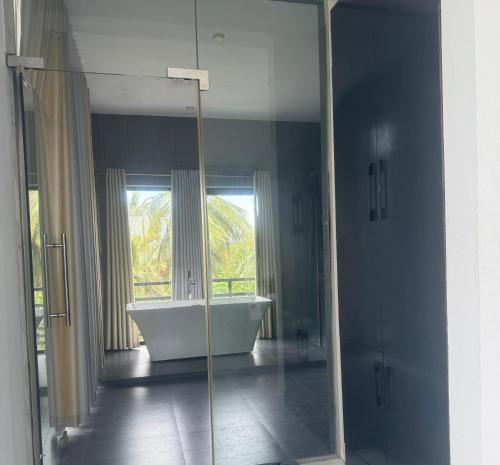 Ένα μπάνιο στο Pearl White Residency-VILLA