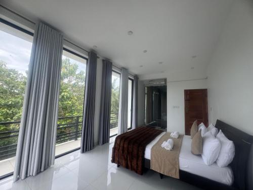 Ένα ή περισσότερα κρεβάτια σε δωμάτιο στο Pearl White Residency-VILLA