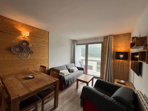 Et tv og/eller underholdning på appartement petite ourse flaine 2chambres avec wifi