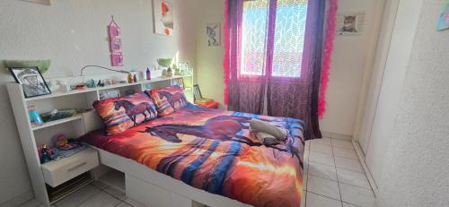 une chambre avec un lit avec une couette colorée dans l'établissement Villa Mauricette, clim piscine, à Sérignan