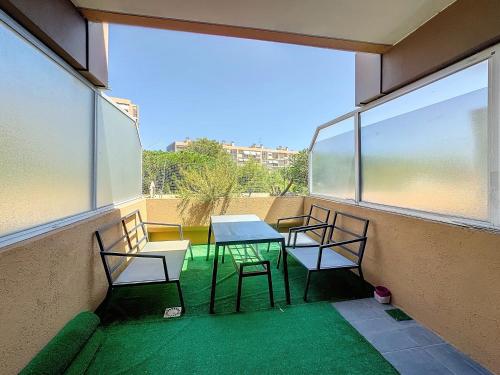 d'un balcon avec deux chaises, une table et une fenêtre. dans l'établissement Le Bella Vita, à Nice