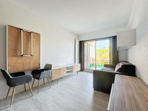 un salon avec un canapé, une table et des chaises dans l'établissement Le Bella Vita, à Nice