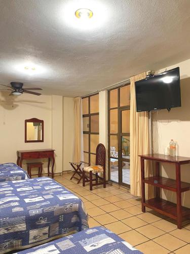 Un pat sau paturi într-o cameră la Hotel Casa Cortes