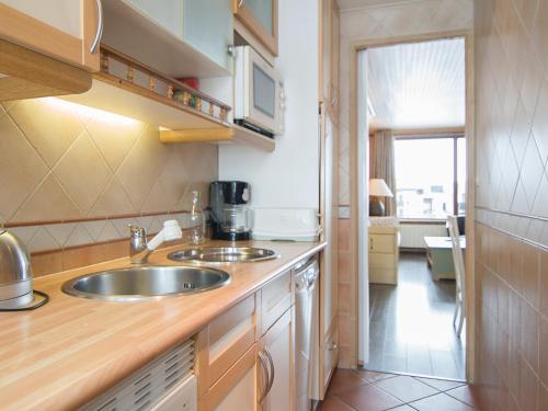 une cuisine avec un évier et un plan de travail dans l'établissement Charmant 2 pièces, ski aux pieds, balcon sud-ouest, 46 m² - FR-1-449-98, à Tignes