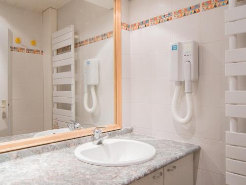 une salle de bain avec un lavabo et un miroir dans l'établissement Charmant 2 pièces, ski aux pieds, balcon sud-ouest, 46 m² - FR-1-449-98, à Tignes