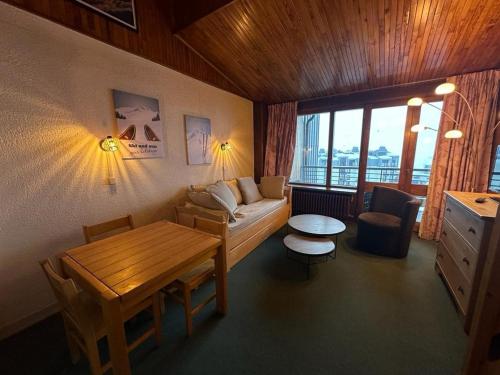 un salon avec un canapé et une table dans l'établissement Appartement 2 pièces Sud, ski aux pieds à Tignes - FR-1-449-135, à Tignes