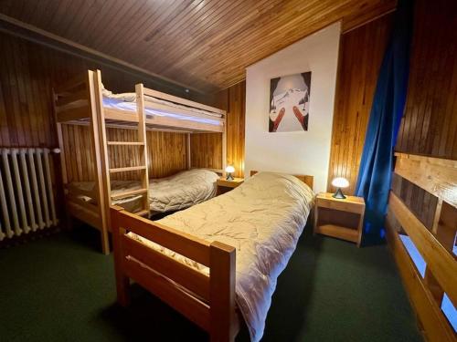 une chambre avec deux lits superposés et une échelle dans l'établissement Appartement 2 pièces Sud, ski aux pieds à Tignes - FR-1-449-135, à Tignes