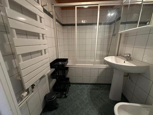 une salle de bain blanche avec un lavabo et une douche dans l'établissement Appartement 2 pièces Sud, ski aux pieds à Tignes - FR-1-449-135, à Tignes