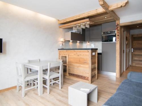 une cuisine et un salon avec une table et des chaises dans l'établissement Studio luxe 30m², ski au pied, balcon sud/ouest - FR-1-449-149, à Tignes