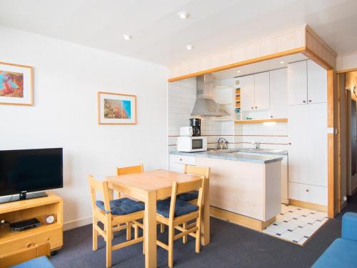 une cuisine avec une table en bois et une cuisine avec une télévision dans l'établissement Studio ski aux pieds avec balcon, wifi à Tignes - FR-1-449-131, à Tignes