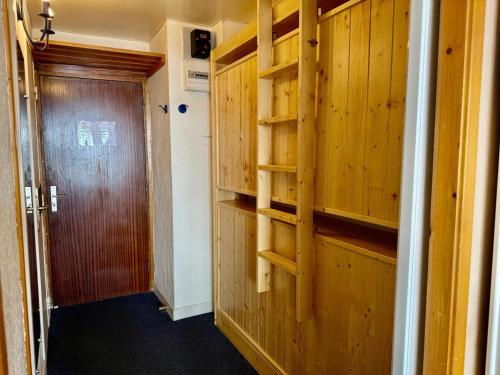 un couloir avec des murs en bois et une porte en bois dans l'établissement Studio ski aux pieds avec balcon, wifi à Tignes - FR-1-449-131, à Tignes