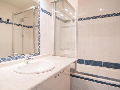 une salle de bain avec un lavabo et une douche dans l'établissement Studio ski aux pieds avec balcon, wifi à Tignes - FR-1-449-131, à Tignes