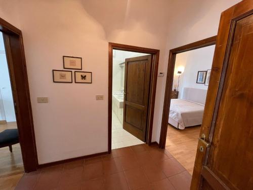 a hallway with a door leading to a bedroom at La casa nel Borgo in Borgo San Lorenzo
