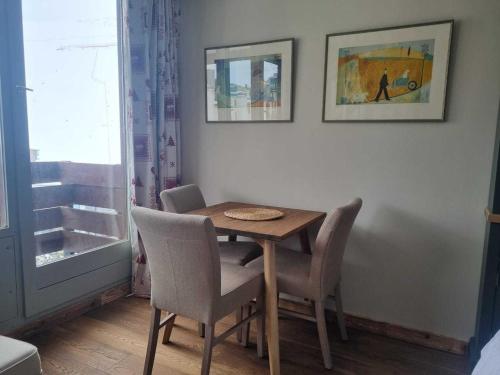 une table de salle à manger et des chaises dans une pièce dans l'établissement Studio cosy à Tignes pour 2 personnes, balcon, proche des pistes - FR-1-449-192, à Tignes