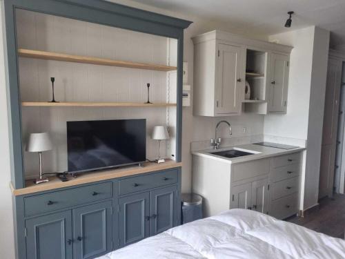 - une cuisine avec un lit, un évier et un comptoir dans l'établissement Studio cosy à Tignes pour 2 personnes, balcon, proche des pistes - FR-1-449-192, à Tignes