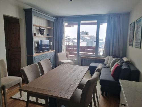 un salon avec une table et un canapé dans l'établissement Appartement Tignes 5 pers, 2 pièces, proche pistes - FR-1-449-191, à Tignes