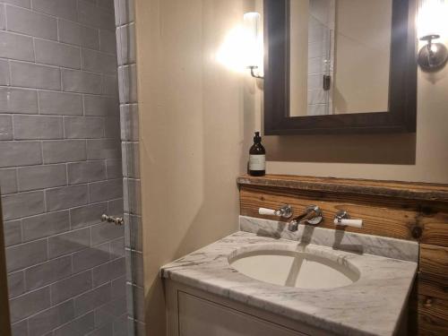 une salle de bain avec un lavabo et un miroir dans l'établissement Appartement Tignes 5 pers, 2 pièces, proche pistes - FR-1-449-191, à Tignes