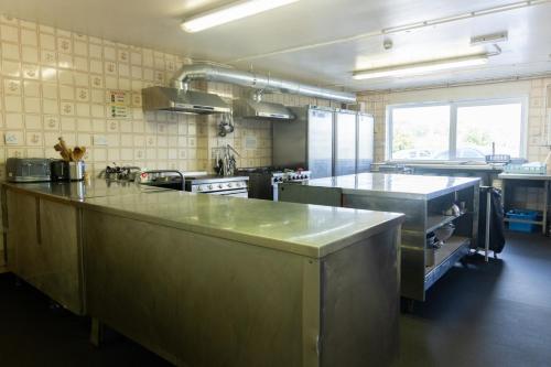 Una cocina o cocineta en Y Doc at World Horizons Community Hub