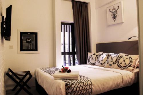 een slaapkamer met een groot bed en een raam bij Mixx Ekpress Sunway in Petaling Jaya