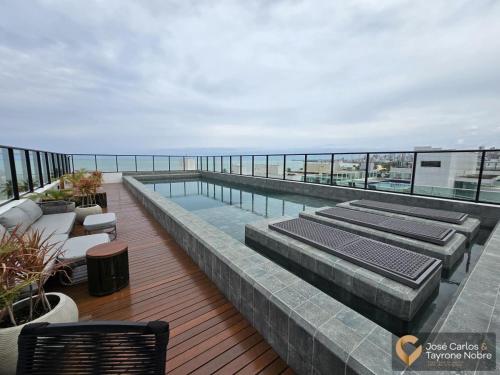 una piscina sul tetto di un edificio di Get by Side Suites a Tambaú