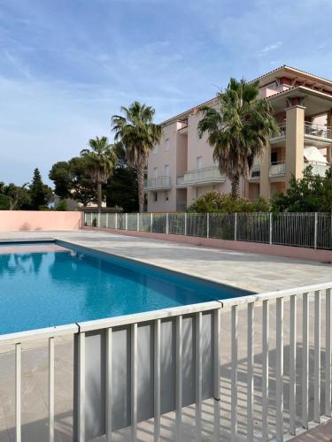 une piscine devant un immeuble dans l'établissement Confort au calme, à Saint-Aygulf