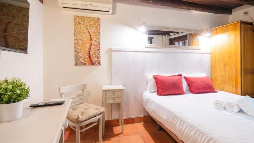 Postel nebo postele na pokoji v ubytování Hostal Alfonso XII by Toledo AP