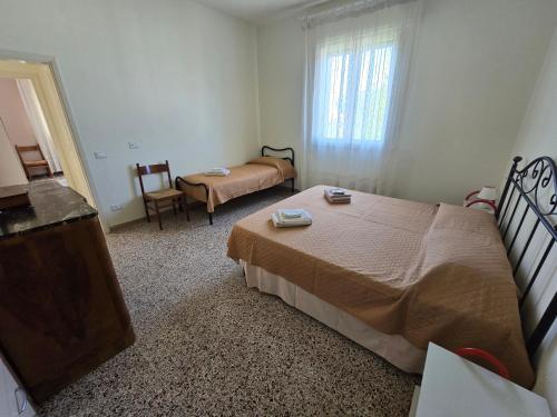 a small bedroom with two beds and a window at 350m dal mare - Wi-Fi, Elegante, Tranquillo in Punta Marina