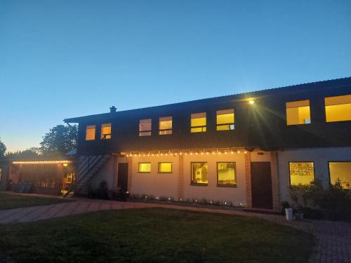 een huis met lichten aan de voorkant bij Ģimenes studija 2 in Pāvilosta